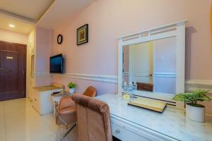 TV a/nebo společenská místnost v ubytování Fortune 1127 - Central Hotel