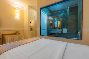 Postel nebo postele na pokoji v ubytování Fortune 1127 - Central Hotel