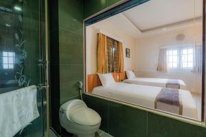 Postel nebo postele na pokoji v ubytování Fortune 1127 - Central Hotel