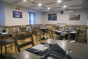 an empty dining room with tables and chairs at CASA SABINA in Roncesvalles