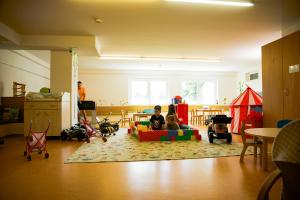 eine Gruppe von Kindern, die in einem Zimmer mit Spielzeug spielen in der Unterkunft Pension Sonnengarten & Therme included - auch am An- & Abreisetag! in Lutzmannsburg
