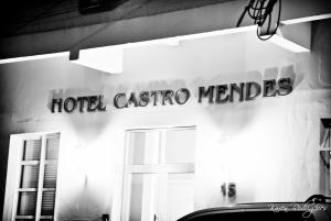 un cartello con ago da coperchio di un hotel sul lato di un edificio di Hotel Castro Mendes a Campinas