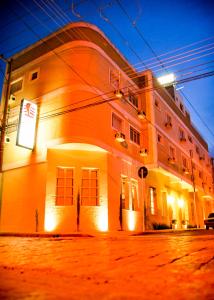 a building with lights on the side of it at night at Hotel Castro Mendes in Campinas