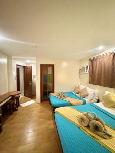 Postel nebo postele na pokoji v ubytování White Beach Suites Boracay + 37 fotografií