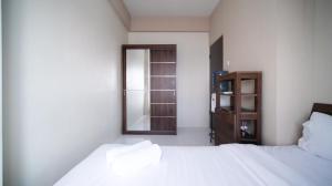 Voodi või voodid majutusasutuse Best Price and Homey 1BR at Tamansari Prospero Sidoarjo Apartment By Travelio toas +18 fotot