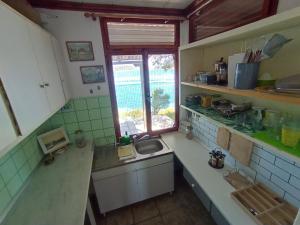 Kuchyň nebo kuchyňský kout v ubytování Elia, the private off grid island