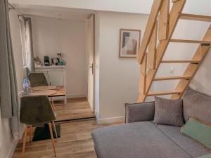Televisyen dan/atau pusat hiburan di Clementines House Honfleur