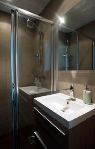 ein Badezimmer mit Waschbecken und Dusche in der Unterkunft bij Miep in Egmond aan Zee