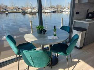 Photo de la galerie de l'établissement Houseboat Heeg 4 persons, à Heeg