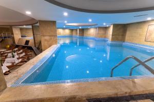 Bazén v ubytování Konak Park Otel Yomra nebo v jeho okolí