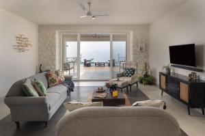 Μια τηλεόραση ή/και κέντρο ψυχαγωγίας στο SaffronStays Blue Infinitum Lakeview, Pawna