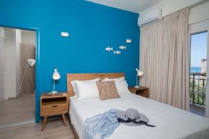 Posteľ alebo postele v izbe v ubytovaní Anemi Blue apt, suitable up to 4, near the beach!