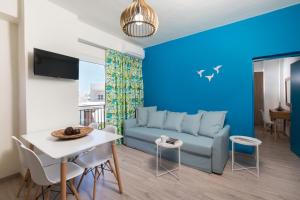 Televízia a/alebo spoločenská miestnosť v ubytovaní Anemi Blue apt, suitable up to 4, near the beach!