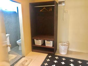 uma casa de banho com um WC e um armário preto em Kidsfirst Apartment 1 - Duncan Road Suva em Suva