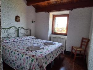 a bedroom with a bed with two towels on it at Isola Apartment with terrace and Stunning sea view in Corniglia +29 photos