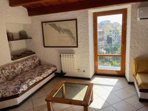 Et opholdsområde på Appartamento Isola - In the center with Terrace - sea view & AC