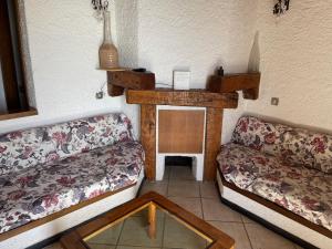 Et opholdsområde på Appartamento Isola - In the center with Terrace - sea view & AC