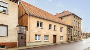 a building with a brown roof on a street at Große Ferienwohnung mitten in Bad Belzig in Bad Belzig