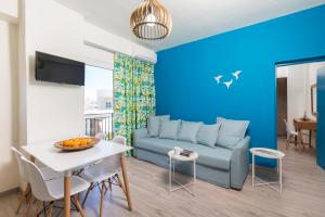 Televízia a/alebo spoločenská miestnosť v ubytovaní Anemi Blue apt, suitable up to 4, near the beach!