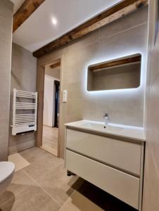 Suite cosy indépendante Evasion env Colmar في فينتزنهايم: حمام مع حوض ومرحاض +18 صورة