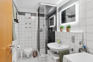 Ένα μπάνιο στο Larooms - Sonne#2 mit Parkplatz in ruhiger Lage und perfekter Anbindung