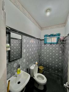 Ванная комната в Inay's Place Transient House