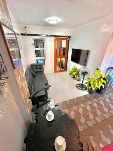 Телевизор и/или развлекательный центр в Inay's Place Transient House +17 фотографий
