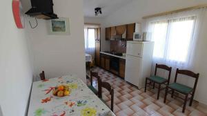 Kuchyňa alebo kuchynka v ubytovaní Apartment Malinska,Krk, Primorje-Gorski Kotar 10
