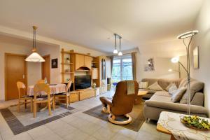 una sala de estar con un sofá y una mesa en Ferienwohnung Tannenblick 7-4, en Oberhof