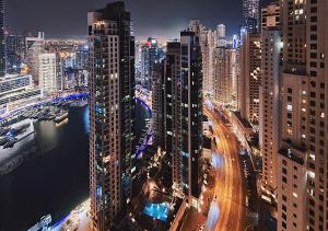 Uma vista geral de Dubai ou a vista da cidade a partir do apartamento