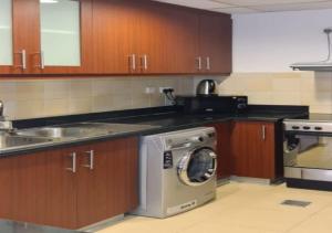 A cozinha ou kitchenette de Spacious 2 BR with Amazing Marina View Rimal JBR