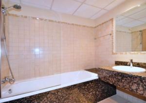 Uma casa de banho em Spacious 2 BR with Amazing Marina View Rimal JBR