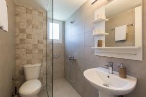 Kúpeľňa v ubytovaní Anemi Blue apt, suitable up to 4, near the beach!