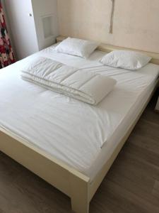 Ένα ή περισσότερα κρεβάτια σε δωμάτιο στο Two bedroom apartment with side sea view