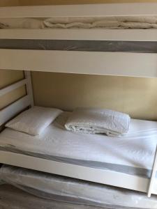 Ένα ή περισσότερα κρεβάτια σε δωμάτιο στο Two bedroom apartment with side sea view +5 φωτογραφίες