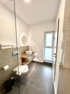 Koupelna v ubytování Riverside ApartHotel by InnTime + 27 fotografií