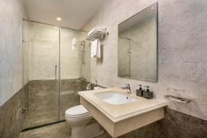 Koupelna v ubytování Prague Da Nang Beach Hotel