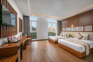 Postel nebo postele na pokoji v ubytování Prague Da Nang Beach Hotel