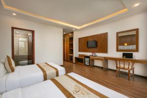 TV a/nebo společenská místnost v ubytování Prague Da Nang Beach Hotel