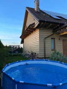 Bazén v ubytování Lawendowy Zakątek Domek Całoroczny z Jacuzzi i Sauną nebo v jeho okolí