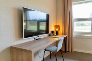TV a/nebo společenská místnost v ubytování Strandhotel Klitrosen
