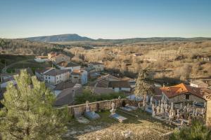 Příroda nedaleko venkovského domu