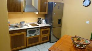 cocina con fregadero y nevera en Lodge Takini 4, en Kourou