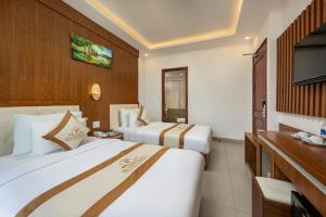 Postel nebo postele na pokoji v ubytování Prague Da Nang Beach Hotel