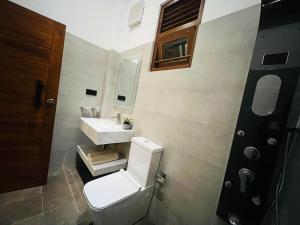 ein Badezimmer mit Toilette und Waschbecken in der Unterkunft Manju`s place in Ahangama