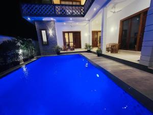 ein blauer Pool in einem Haus in der Nacht in der Unterkunft Manju`s place in Ahangama + 37 Fotos