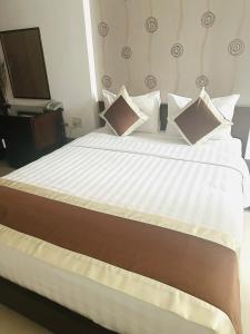 Postel nebo postele na pokoji v ubytování Ngoc Linh Luxury Hotel