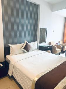 Postel nebo postele na pokoji v ubytování Ngoc Linh Luxury Hotel