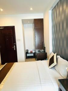 Postel nebo postele na pokoji v ubytování Ngoc Linh Luxury Hotel