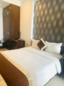 Postel nebo postele na pokoji v ubytování Ngoc Linh Luxury Hotel